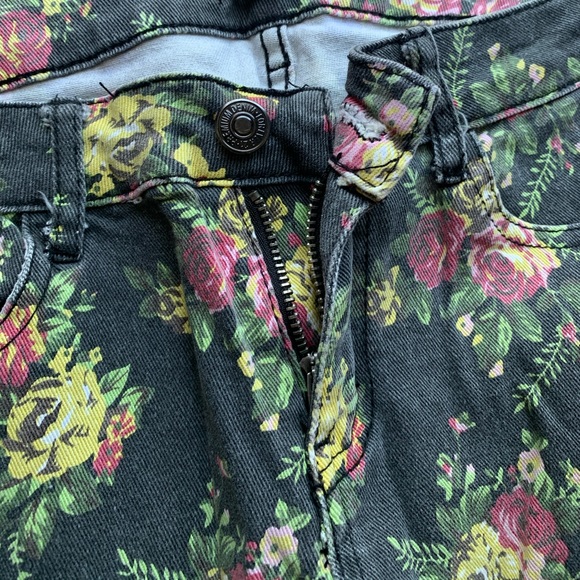 Forever 21 | Floral Patterned Gray Jeans | Size 8 - Picture 3 of 13